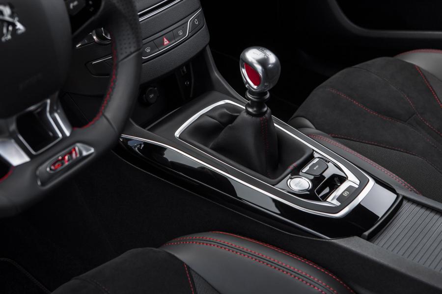 Детали интерьера Peugeot 308 GTi 2015 года  (фото 52 из 65)